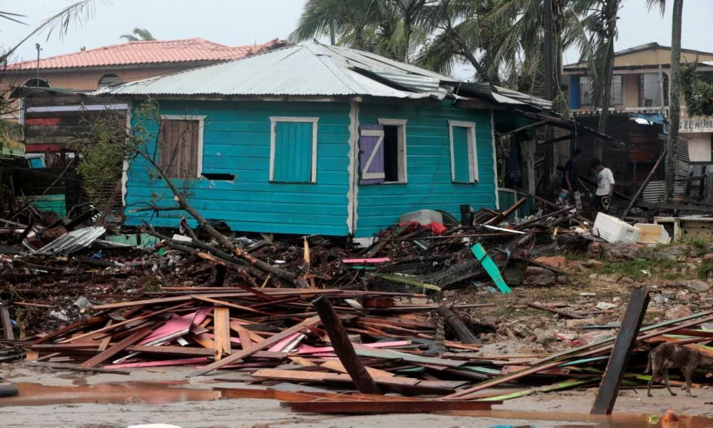 Σαρώνει τα πάντα στο πέρασμά του ο κυκλώνας “Γιώτα” -9 νεκροί (βίντεο)